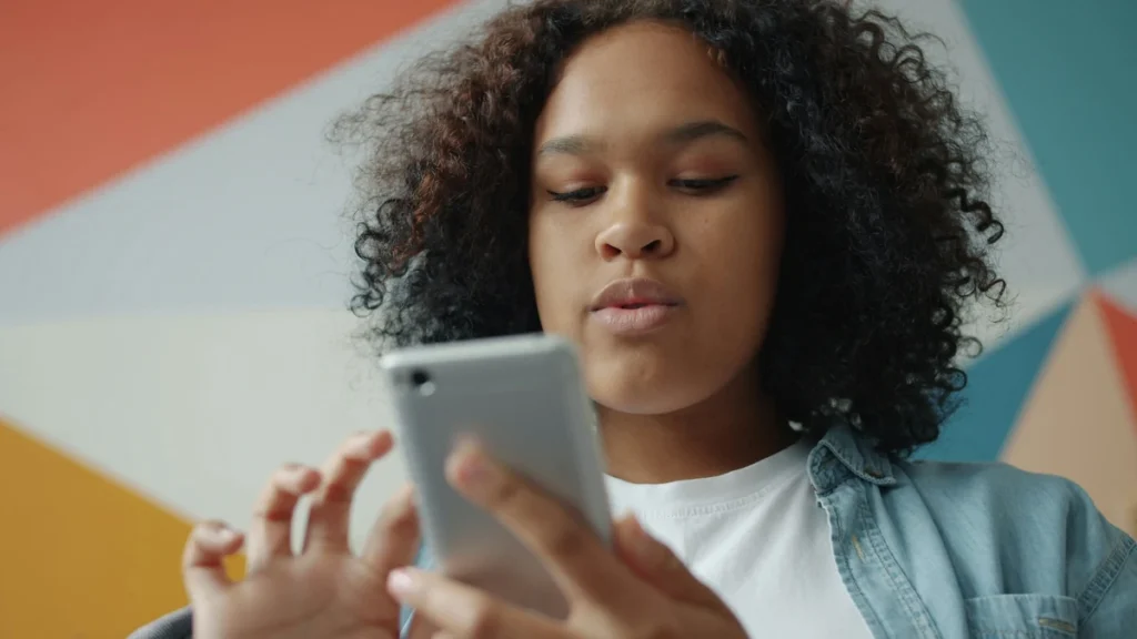 Woman looking at her phone, accompanying an alcohol and anxiety self-check