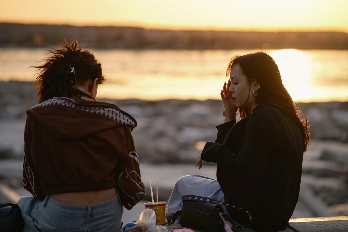 Supporting image for Hatch Behavioral Health’s article about alcohol and anxiety, alongside information about women’s outpatient treatment in Anaheim and Orange County.